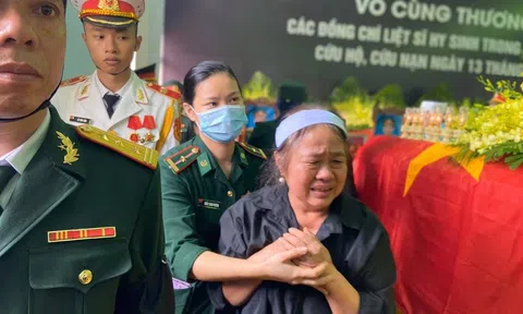 Người thân ngã quỵ trong lễ truy điệu 13 cán bộ, chiến sĩ